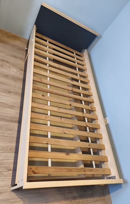 Łóżko młodzieżowe pojedyncze wraz z dwiema szufladami oraz materacem