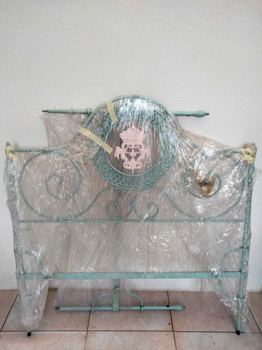 Cama em ferro + colchão + estrado