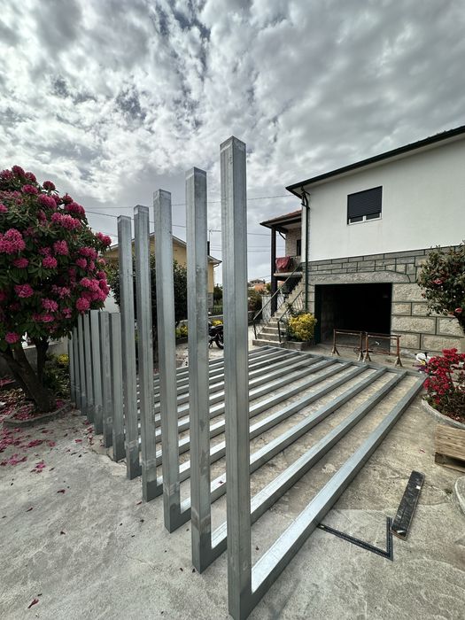 Portões, cobertos, mezaninos, escadas, serralharia em geral.