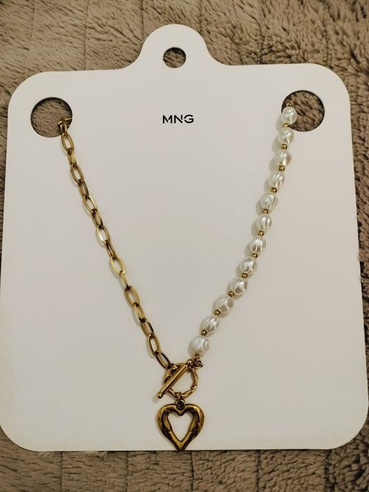 Colar dourado com coração e pérolas em aço