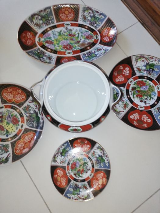 Lote de loiça em porcelana pintado à mão424396095415265282