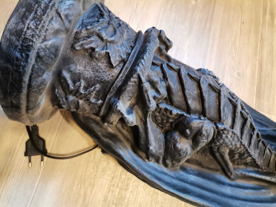 Lampa stojąca czarny smok wys. 70 cm, z żywicy, stan idealny.