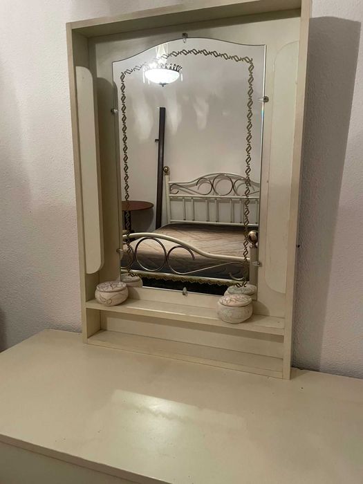 Cómoda Vanity Branco em Ótimo Estado com Gavetas de Abertura Suave