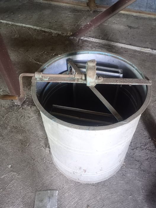 Продам медогонку на две рамки.г Николаев цена 2300