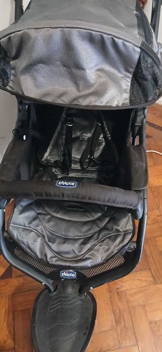 Vendo um carrinho de bebé da marca semi novo, da marca Chicco!