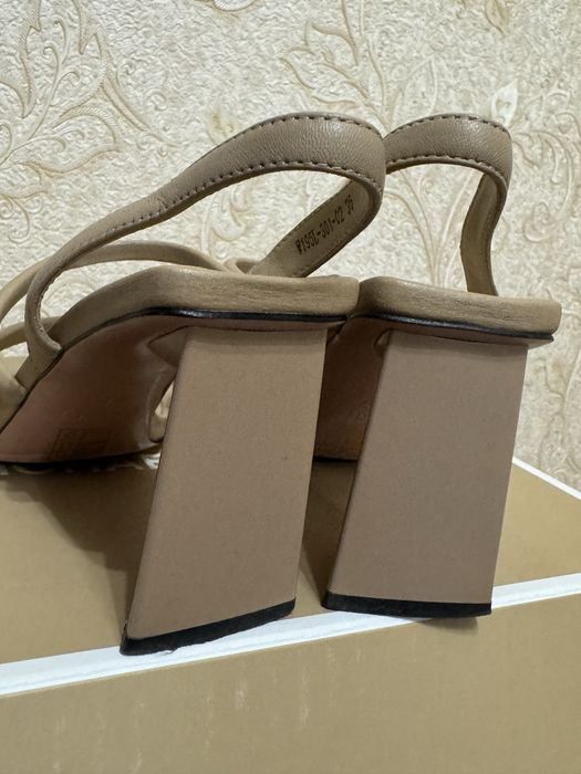 Шкіряні босоніжки Estro, 36р