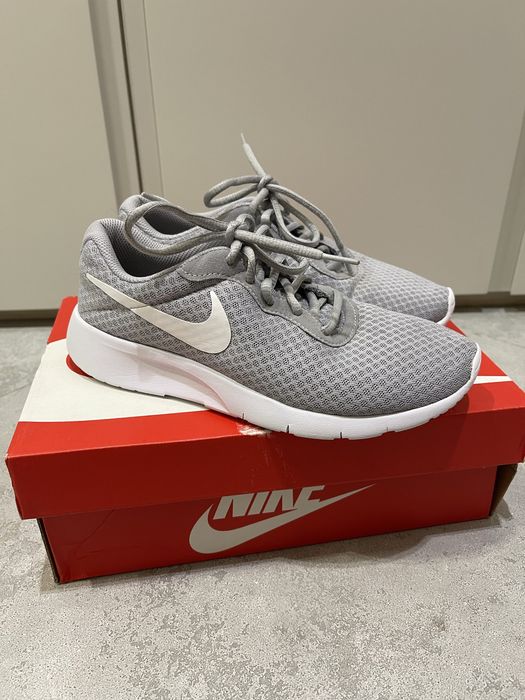 Продам жіночі кросівки Nike бігові сірого кольору в 38 розмірі