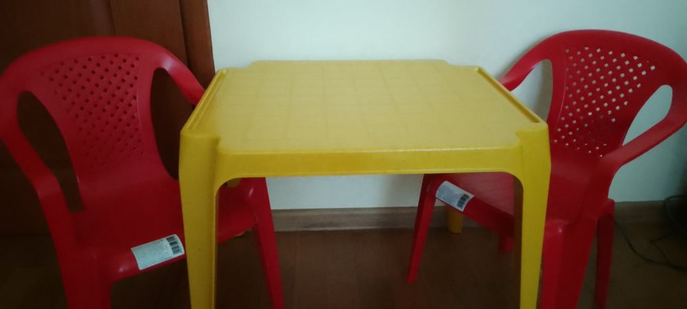 Plastikowych stolik dla dzieci