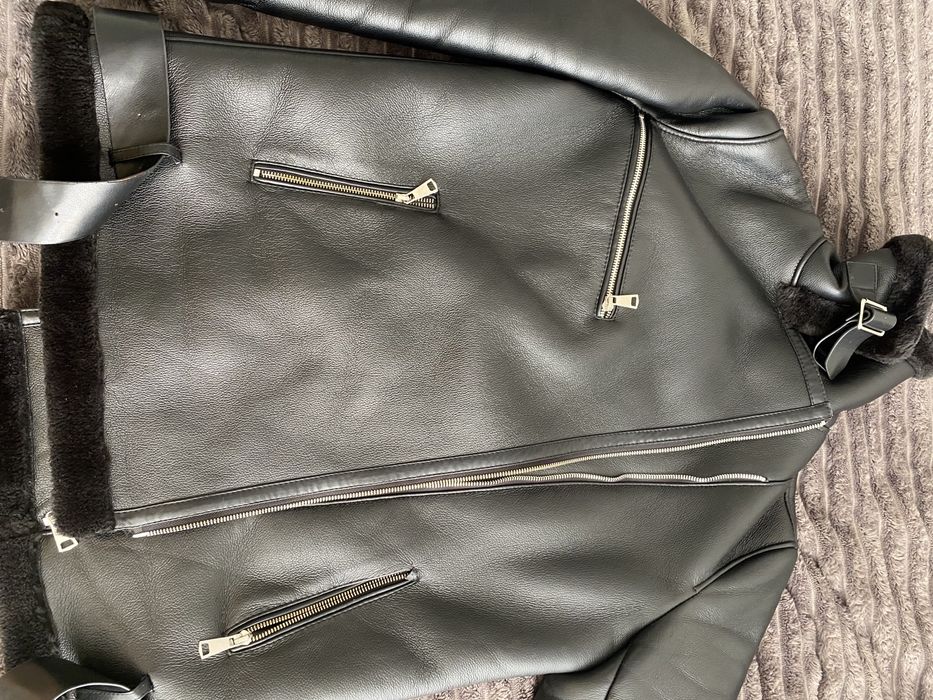 Дубленка жіноча чорного кольору