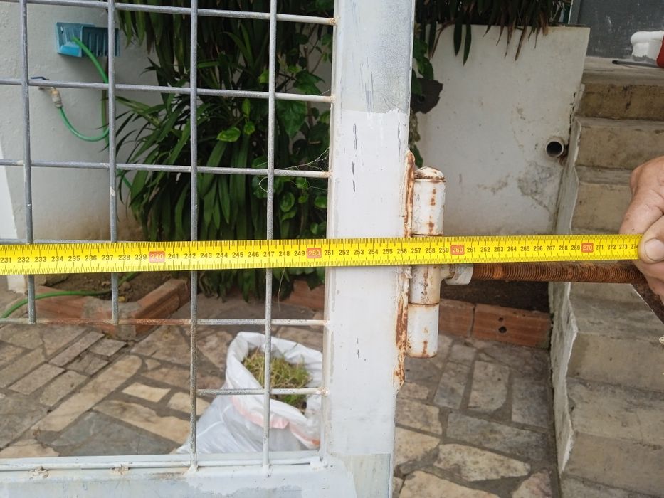 Portão de ferro de cor cinzenta