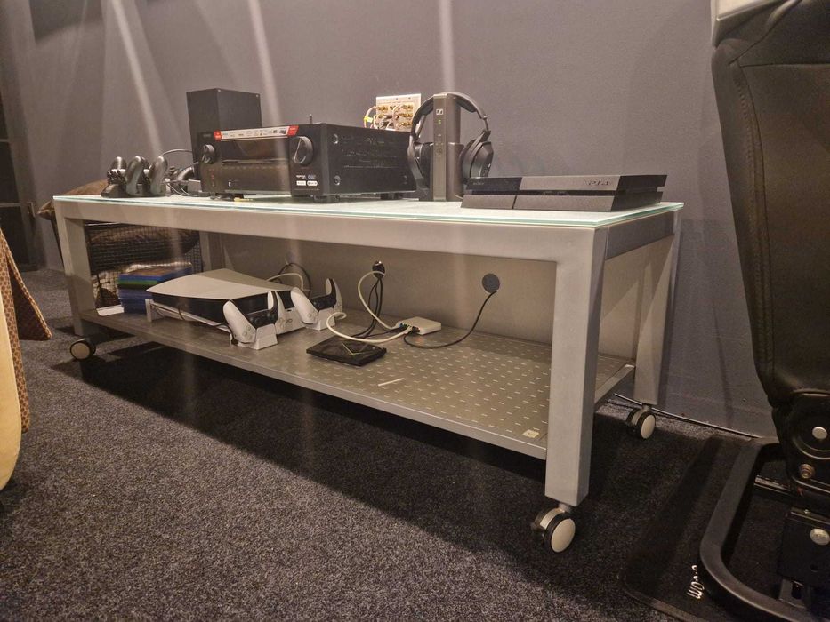 Móvel de TV em vidro e alumínio