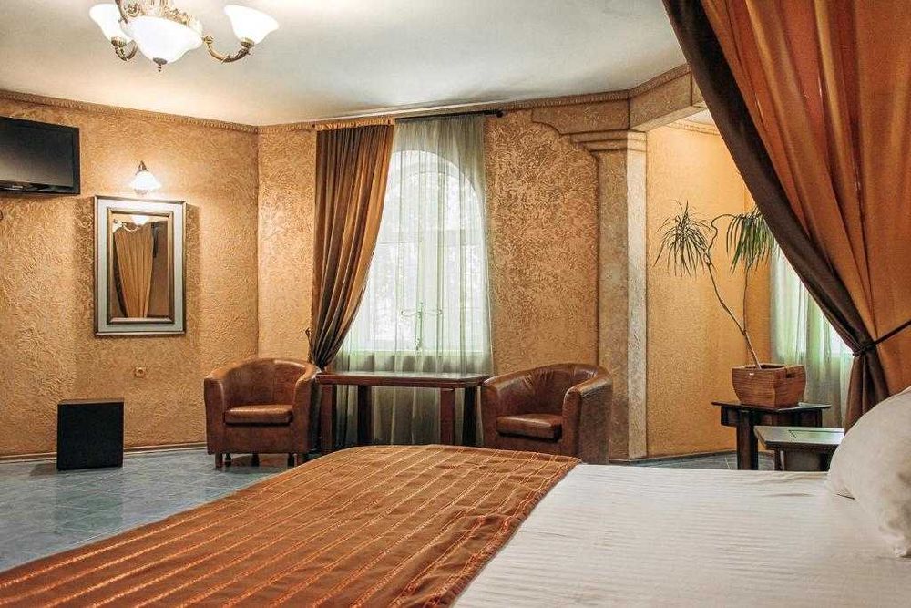 Замок люкс класса бильярд  лаунж зона 30 спальных Вышгород