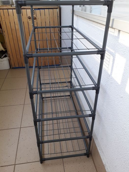 Lekki metalowy regał na buty