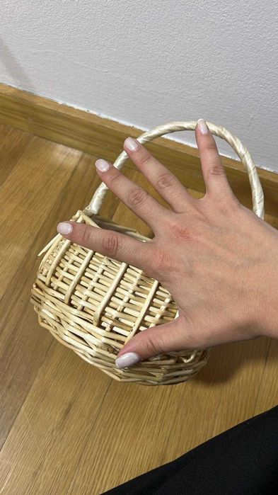 Cesta de flor com pétalas