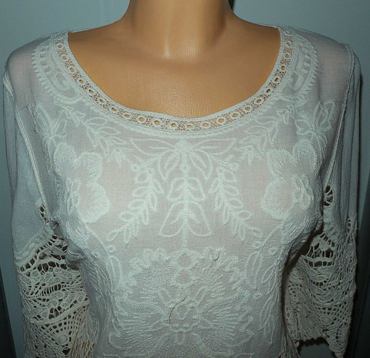 Elegancka bluzeczka z koronką 44