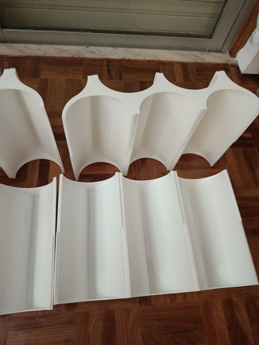 Garrafeiral em plástico branco