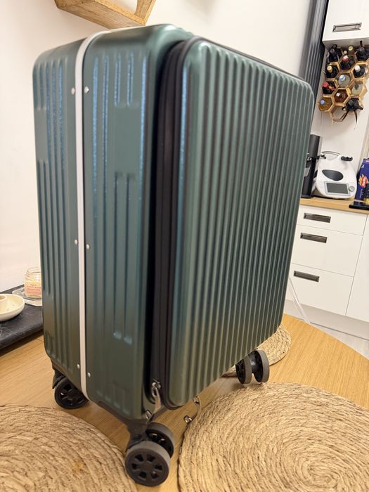 Lotniskowa walizka bagaż kabinowy