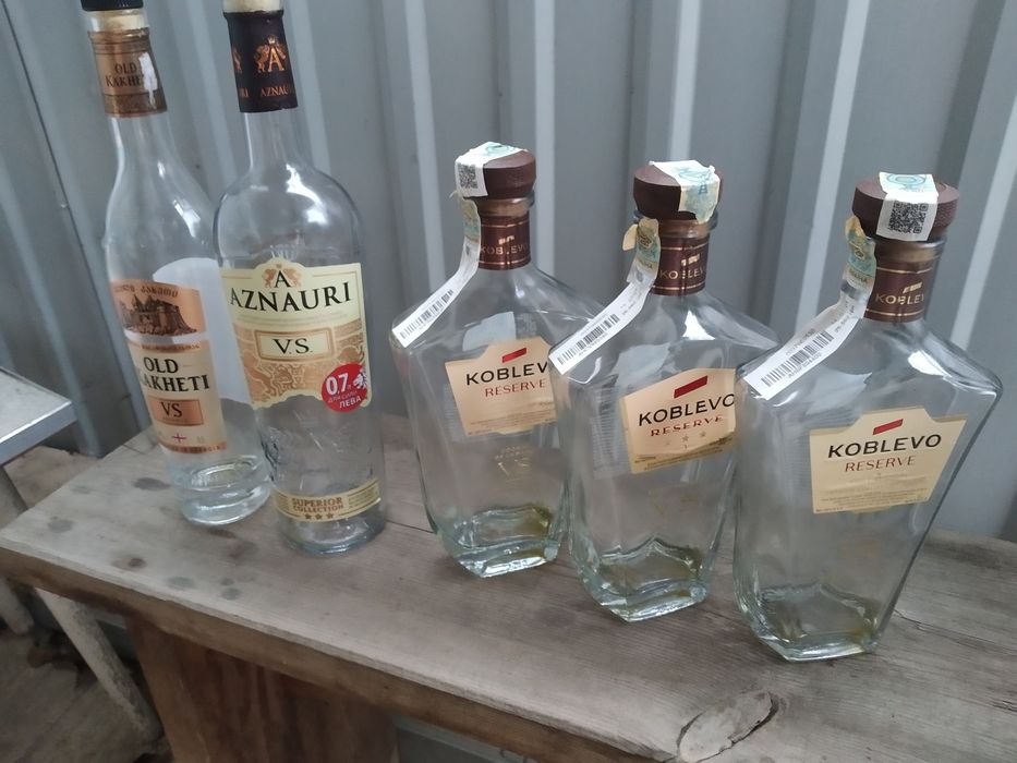 Бутылки пустые от виски, коньяка, водки