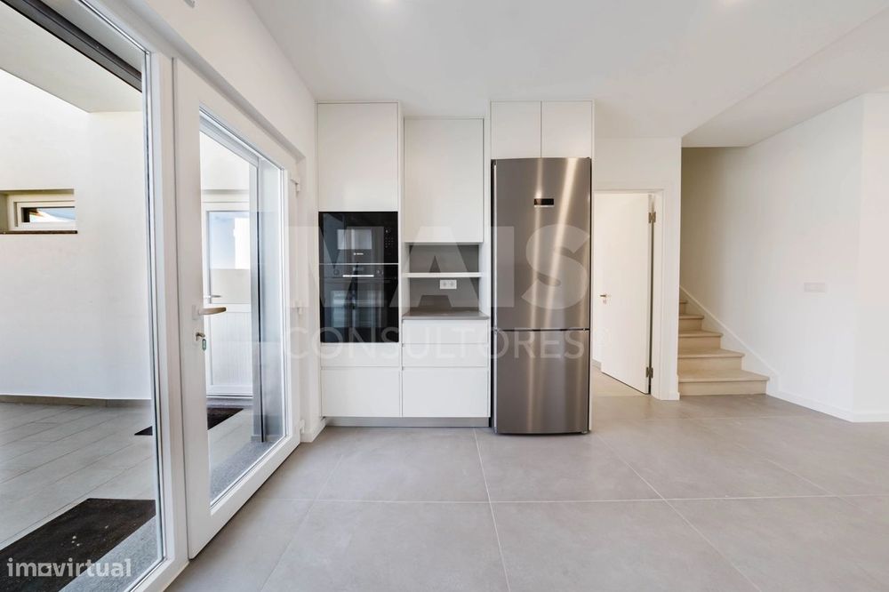 Moradia T3+1 Garagem, Logradouro e Vista Mar