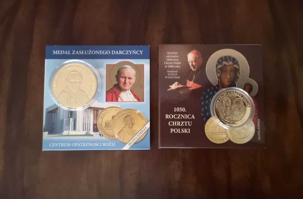 Dwa medale pamiątkowe.