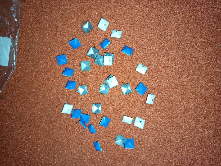 Емо, рок браслети, значки і різні дрібниці