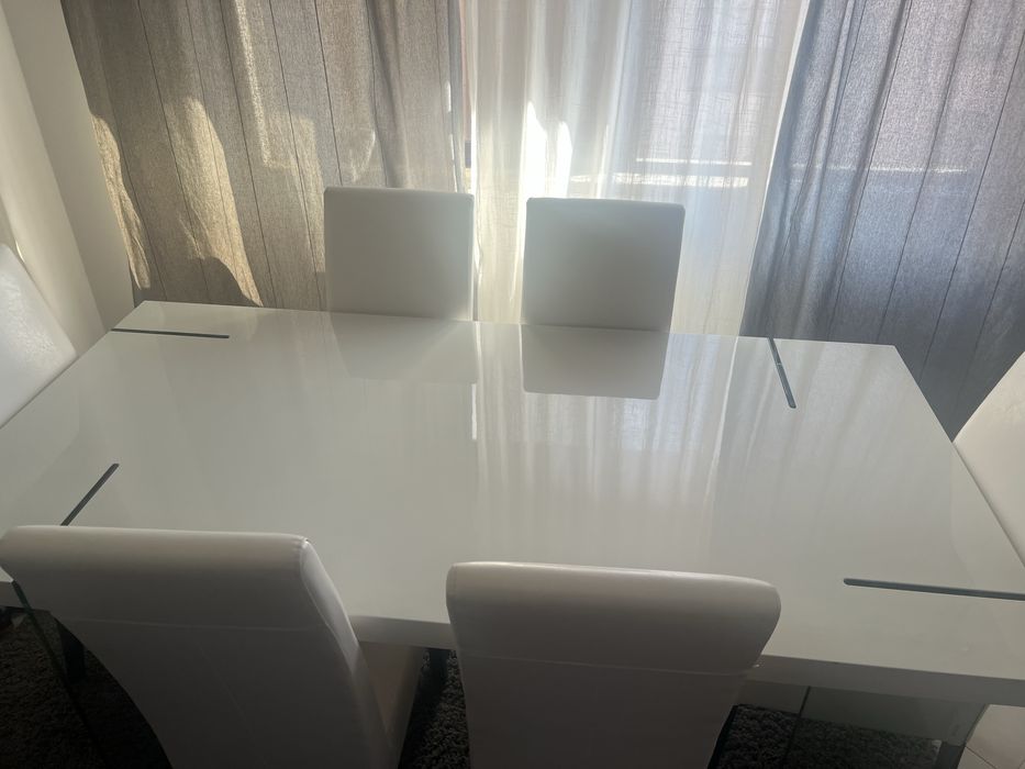 Mesa ikeia com 4 cadeiras