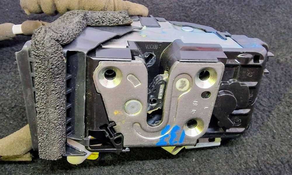 Fechadura / Fecho Porta Frente Esquerdo - RENAULT KADJAR