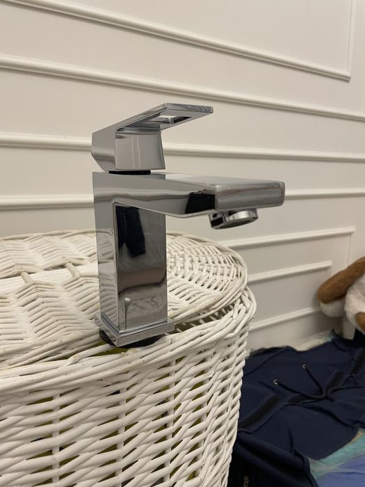 Змішувач для умивальника