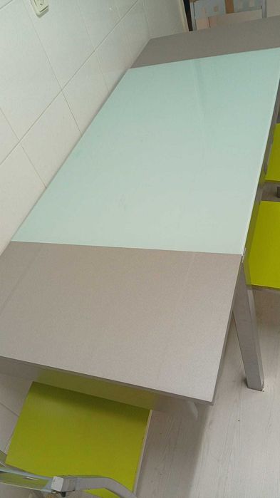 Mesa de cozinha com cadeiras em bom estado