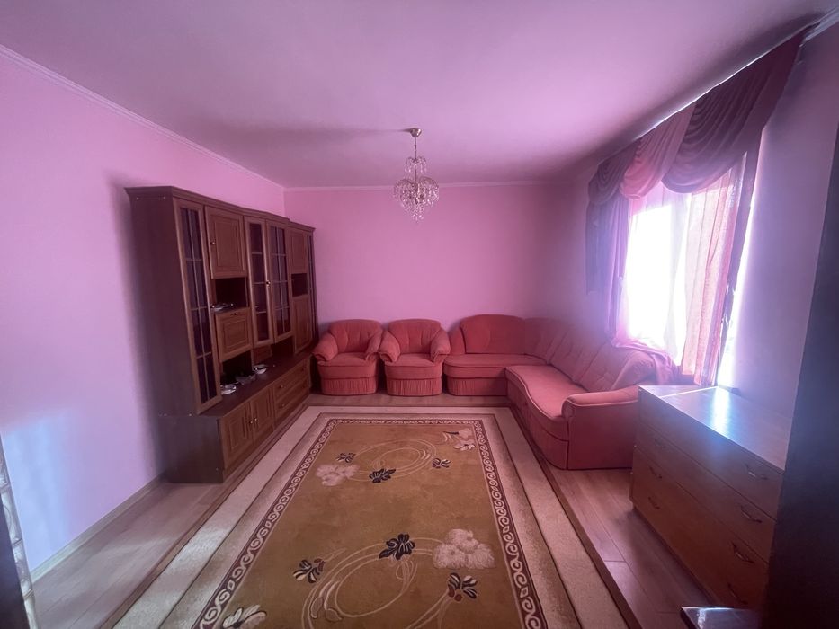 Продається будинок з земельною ділянкою коло нього