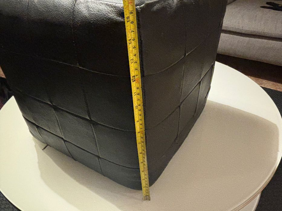 Cubo sofá em pele preta