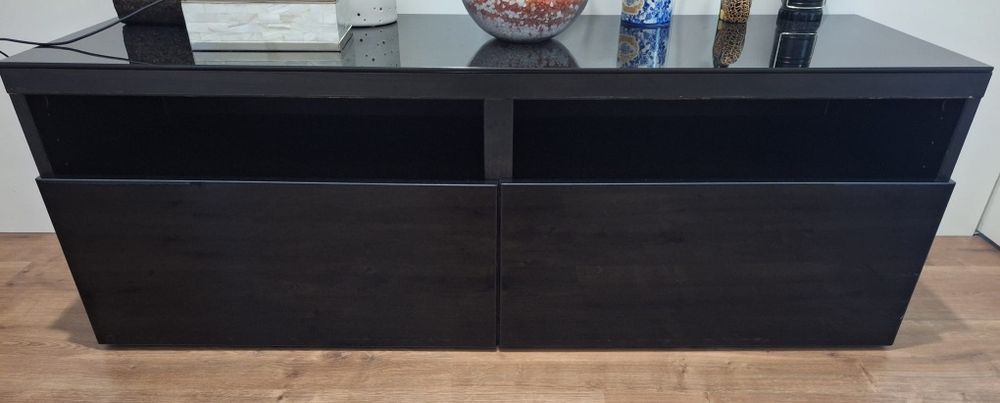 Móvel para televisão de cor preta