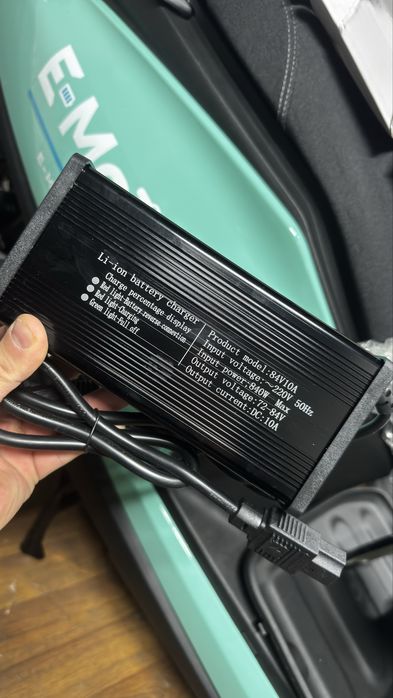 Зарядний пристрій з дісплеєм для электроскутера та інш 220v - 84v 10A