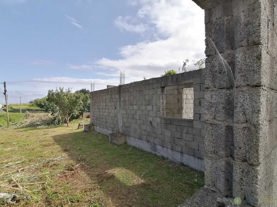 Terreno urbano + moradia iniciada na ilha do Faial