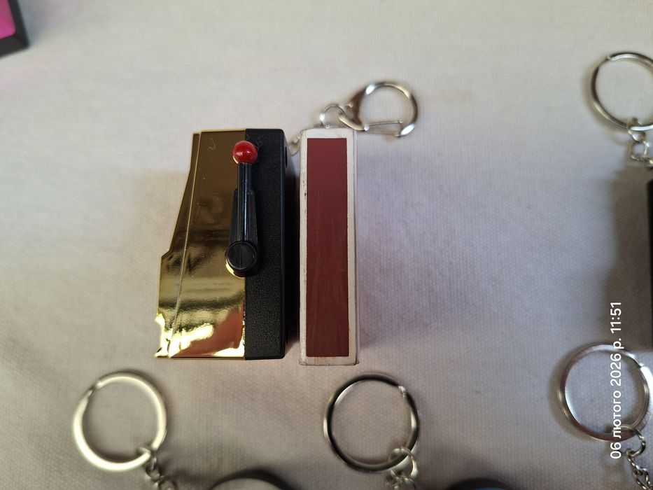 Казино брелок good luck золотой и серебристый