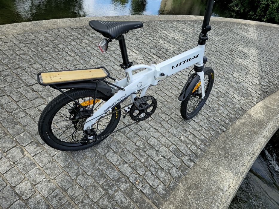 Bicicleta eléctrica dobrável com bateria amovível e motor branco