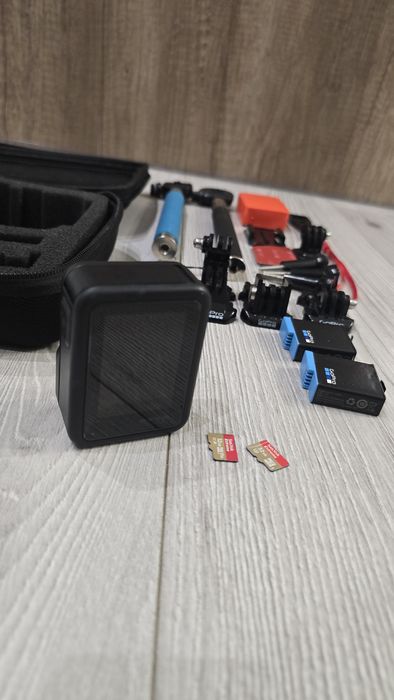 GoPro Hero 8 Black + Akcesoria 

Sprzedam kamerę GoPro Hero 8
