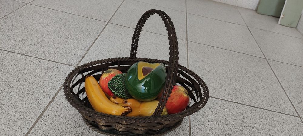 Cesta em metal com frutos em cerâmica