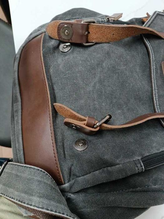 Mochila Grant em ganga com acabamentos em pele