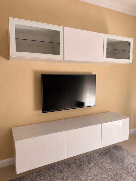 Conjunto IKEA BESTÅ – Móvel TV + módulos superiores com vidro