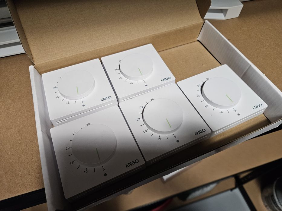 Sprzedam komplet 5 termostatów pokojowych ENGO ESIMPLE-230W (230V).