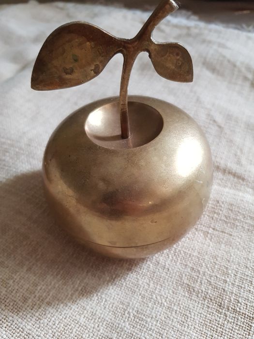Старинный подсвечник с яблоком
