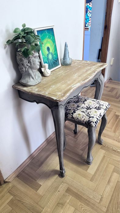 Konsola montowana do ściany