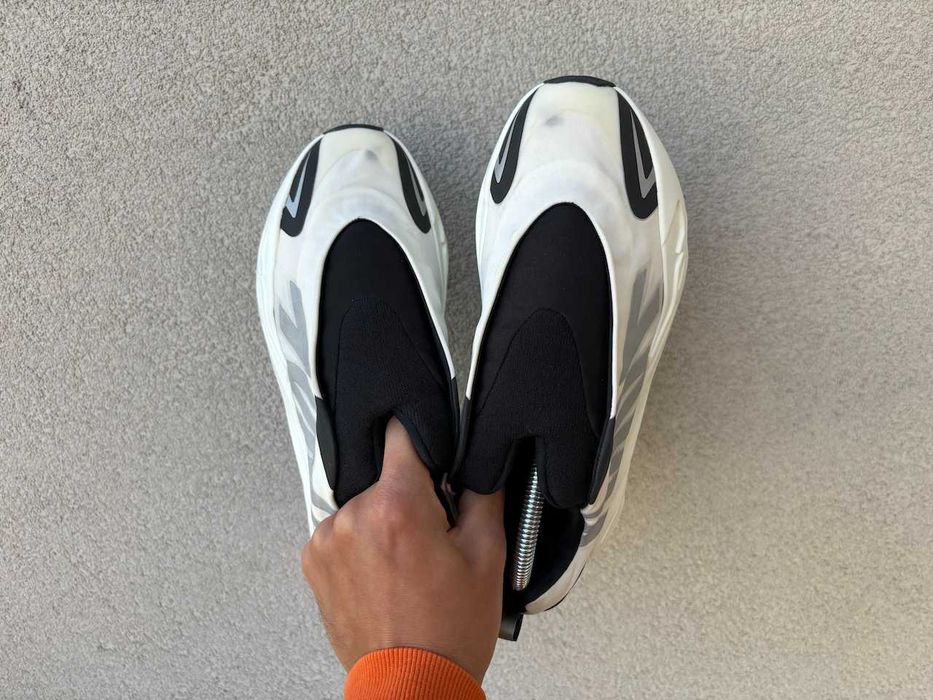 Yeezy Boost 700 MNVN Laceless Analog EUR 42 2/3