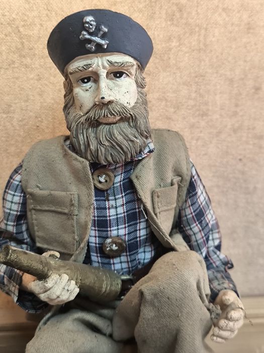 Estatueta de Coleção - Marinheiro/Pirata c/ Cão. 
 Linda e detalhada