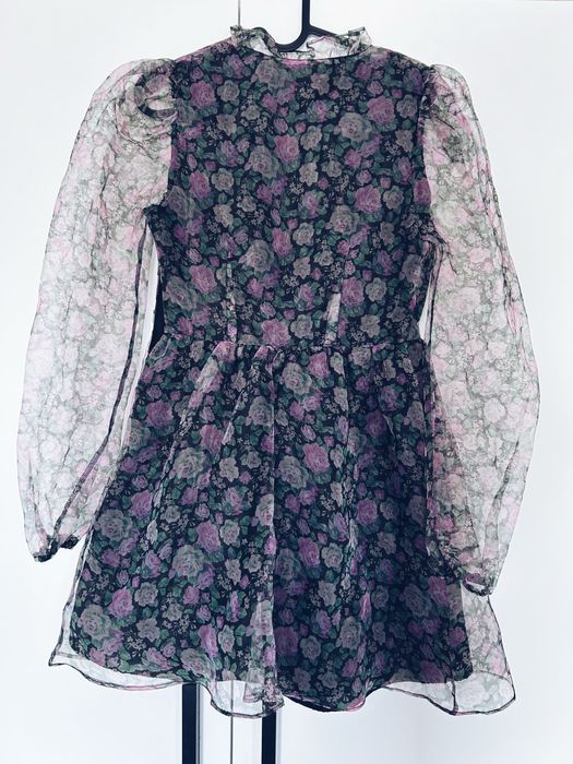 Sukienka w kwiatowy wzór z przezroczystymi rękawami