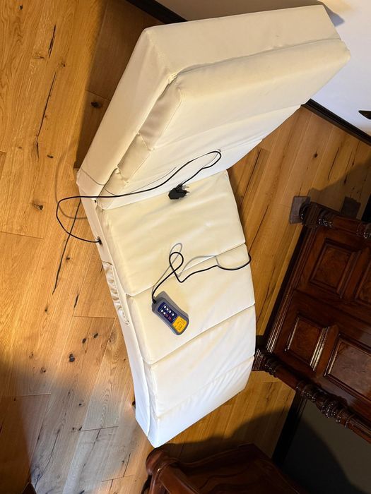 Leżanka fotel szezlong biały z masażem i podgrzewaniem