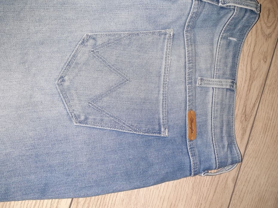 Spodnie Wrangler z przetarciami 28/32