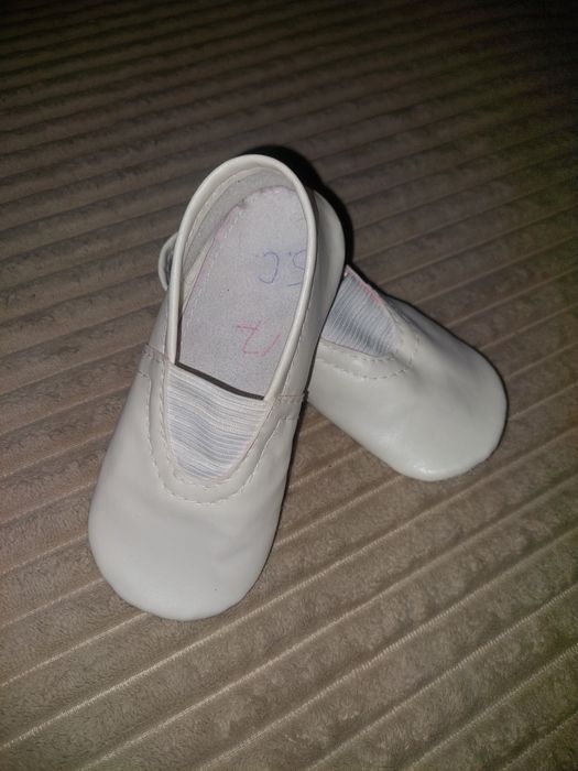 Чешки білі. Чешки белые кожаные. Цена указана с комиссией