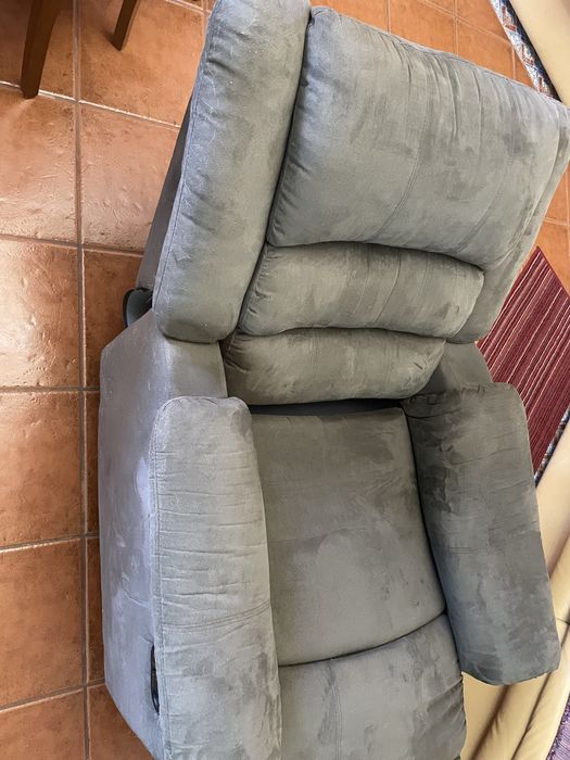 Cadeirão de amamentação  e cama